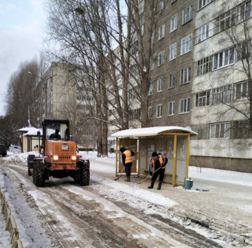 Муниципальный ЦУР: сотрудники МКУ "Городские дороги" очищают остановки